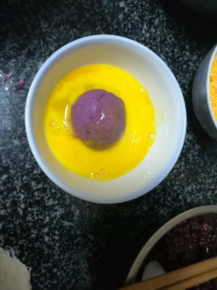 椰蓉紫薯球——遥知不是雪，唯有暗香来,在蛋液里滚一滚