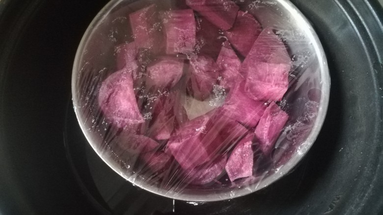 椰蓉紫薯球——遥知不是雪，唯有暗香来,盖上保鲜膜，这样的蒸出来的几乎没有水分，更香