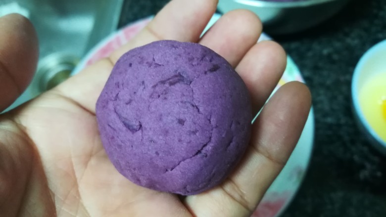 椰蓉紫薯球——遥知不是雪，唯有暗香来,再把它搓成圆溜溜的