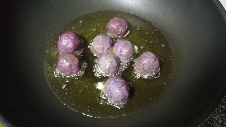 椰蓉紫薯球——遥知不是雪，唯有暗香来,经验之谈，油油5、6分热，也就是说手摊开在锅里感觉有点热就可以下锅油炸啦。