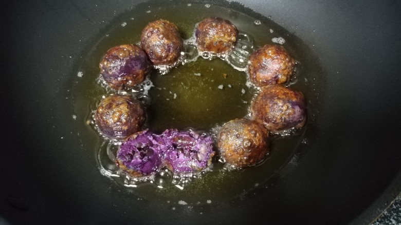 椰蓉紫薯球——遥知不是雪，唯有暗香来,翻过几个身的紫薯球。