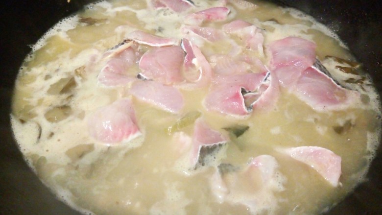 高汤撒椒酸菜鱼,放鱼片，开大火煮透，可以适当加点鸡粉，