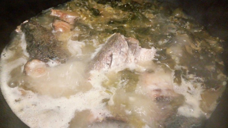 高汤撒椒酸菜鱼,加一勺盐，大火煮至鱼骨熟，把酸菜，鱼骨捞出放入大盘，