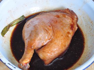 烤鸭芝士面包盏,鸭腿用料酒、生抽、盐、葱腌制一晚。