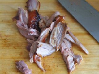 烤鸭芝士面包盏,鸭腿烤熟后，用刀将肉切下来，骨头就不需要了。