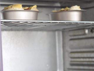 烤鸭芝士面包盏,放入烤箱中最顶层，170度烘烤5分钟。