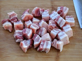 红烧肉,选用上等五花肉清洗干净，切成适量大小的方块