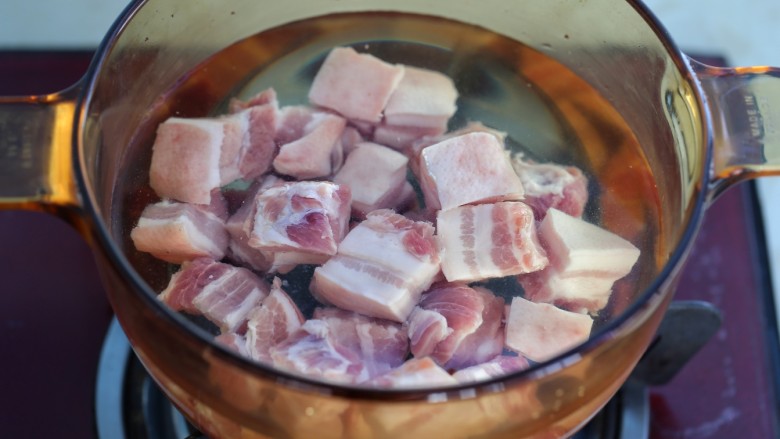 红烧肉,将五花肉冷水下锅，煮开后撇去表面浮沫