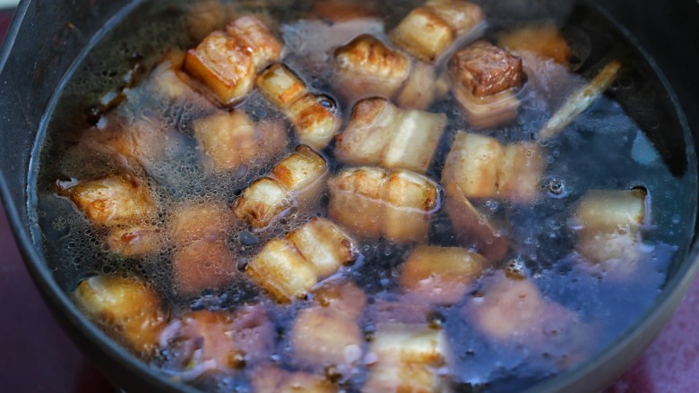 红烧肉,添入热水没过锅中食材，大火煮开后改中小火炖煮45分钟