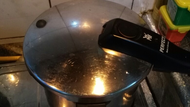 小米海参粥,加适量水，大火烧开后转小火半小时，用砂锅更好