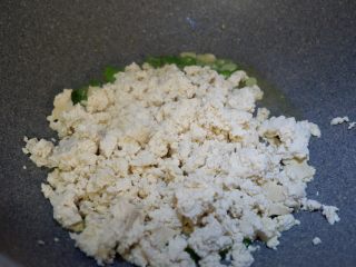 儿童食谱—鸡刨豆腐,再倒入豆腐碎，快速翻炒约30秒。