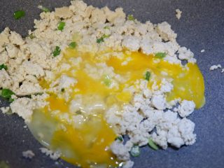 儿童食谱—鸡刨豆腐,倒入打散的蛋液