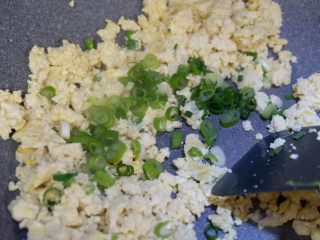 儿童食谱—鸡刨豆腐,再加入剩下的葱花一起翻炒