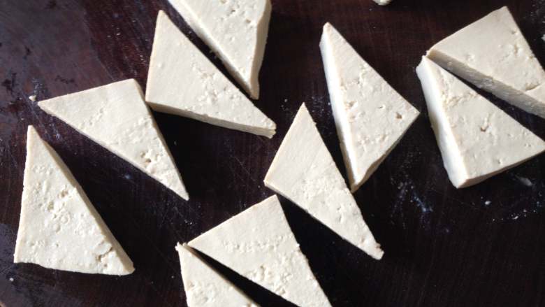 家常豆腐,豆腐切约1厘米厚的三角形