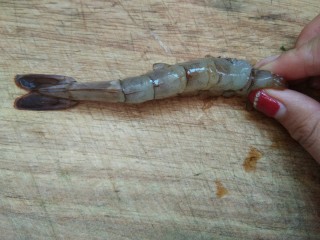 外酥里嫩，口感鲜香的“沙拉炸虾”,用大拇指和二拇指挤虾，从头挤到尾。