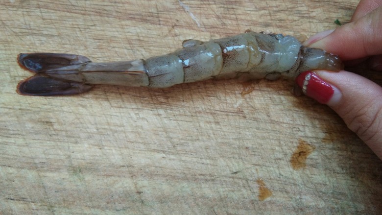 外酥里嫩，口感鲜香的“沙拉炸虾”,用大拇指和二拇指挤虾，从头挤到尾。