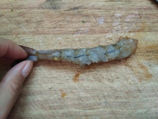 外酥里嫩，口感鲜香的“沙拉炸虾”,在虾里侧用刀划几道口子，但是不能切断。