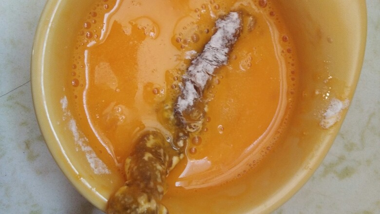 外酥里嫩，口感鲜香的“沙拉炸虾”,然后在裹上一层鸡蛋液。