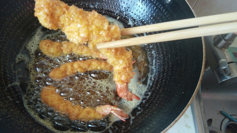 外酥里嫩，口感鲜香的“沙拉炸虾”,用筷子夹，虾完全硬了就捞出来。