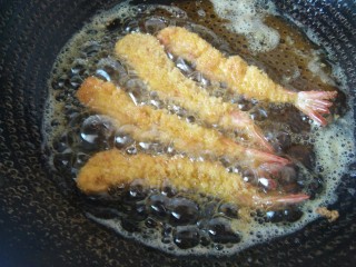 外酥里嫩，口感鲜香的“沙拉炸虾”,这是翻个的虾。