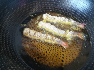 外酥里嫩，口感鲜香的“沙拉炸虾”,油温达到热度，下里面数秒就要翻个。