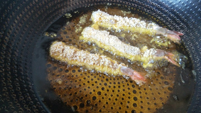 外酥里嫩，口感鲜香的“沙拉炸虾”,油温达到热度，下里面数秒就要翻个。