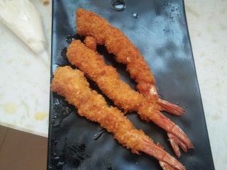 外酥里嫩，口感鲜香的“沙拉炸虾”,这是虾好的虾，表面成金黄色。