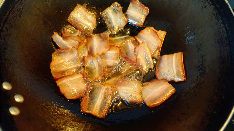               蒜薹炒腊肉,炒至腊肉变成透明状，大量出油。