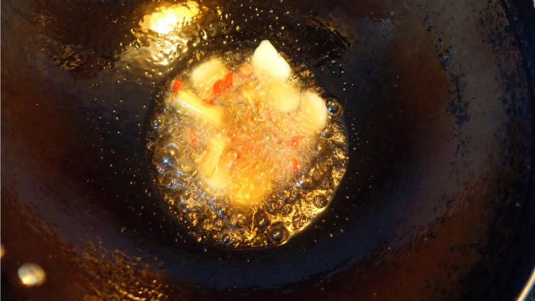               蒜薹炒腊肉,铲去多余油脂，留适量底油在锅里，放入姜蒜片，小米辣爆香。