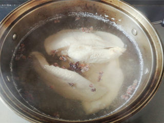 手撕藤椒鸡丝,冷水下锅，放入鸡胸肉，八角，花椒开大火煮沸，冷水冲洗后沥干备用
