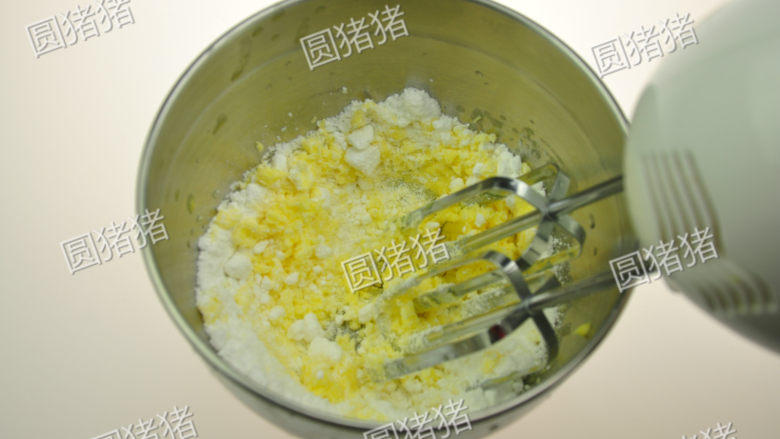 全麦消化饼,加入糖粉，用电动打蛋器先低速再中速搅打均匀。
