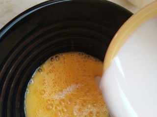 香蕉抹茶网格卷，春天的颜色。,倒入纯牛奶。