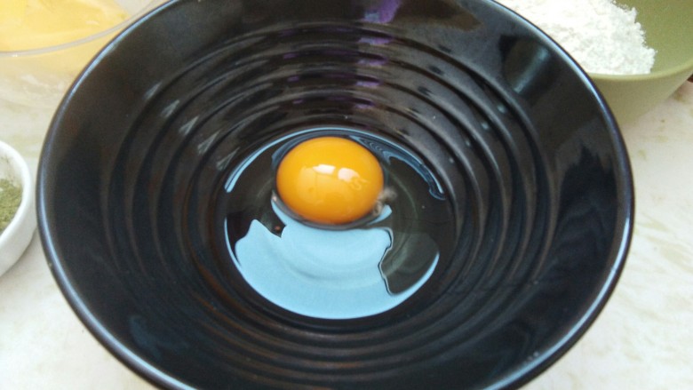 香蕉抹茶网格卷，春天的颜色。,取一个干净的大碗，把<a style='color:red;display:inline-block;' href='/shicai/ 9'>鸡蛋</a>打在里面。