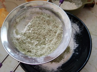 香蕉抹茶网格卷，春天的颜色。,把抹茶粉和低筋面粉搅拌均匀过筛。