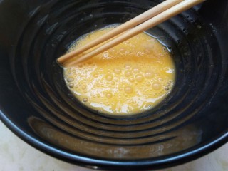 香蕉抹茶网格卷，春天的颜色。,用筷子搅拌成鸡蛋液。