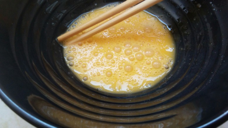 香蕉抹茶网格卷，春天的颜色。,用筷子搅拌成鸡蛋液。