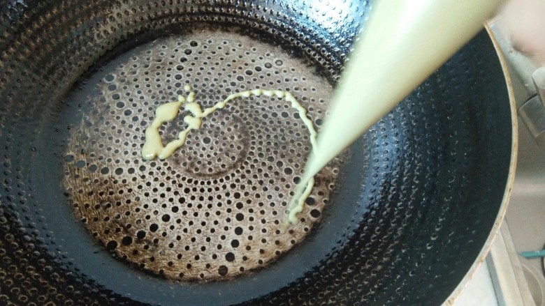 香蕉抹茶网格卷，春天的颜色。,把面糊以画圈圈的方式裱入提前热好的平底锅中。