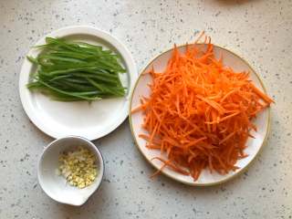 下饭菜-鱼香肉丝,胡萝卜，青椒切丝，葱姜蒜切末