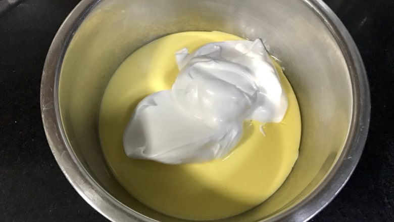 轻乳酪蛋糕(6寸),打好的蛋白霜分三次加入蛋黄奶酪糊里，切拌发拌匀再加下一次。