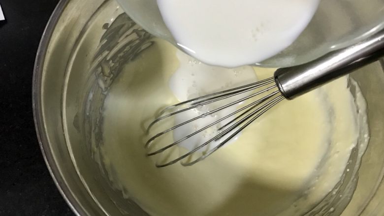 轻乳酪蛋糕(6寸),把牛奶玉米淀粉水倒入奶油奶酪糊。