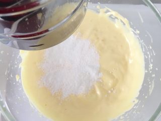 蛋黄小饼干,面粉过筛加入蛋打好的蛋液中，也可以提前将面粉过筛好，直接加进去。