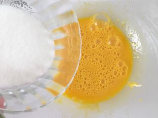 蛋黄小饼干,用打蛋器将鸡蛋打散，加入三分之一的糖