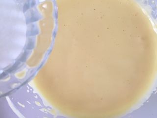 蛋黄小饼干,蛋液打至浓稠 颜色变浅 再加入剩余一半的糖