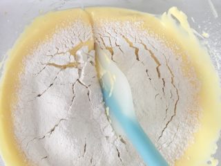 蛋黄小饼干,用翻拌粉手法将面粉和蛋液混合好，切忌不能划圈搅拌，会消泡的。