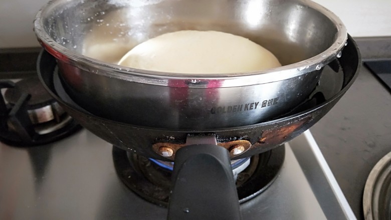 牛肉\芹菜\鸡蛋\奶香包子,最后用手合均匀，为了发酵快放入温水锅中，盖好，很快就会发起来。