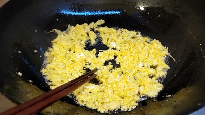 牛肉\芹菜\鸡蛋\奶香包子,放入鸡蛋搅拌碎块。