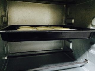 自制蛋挞,将蛋挞送入烤箱中层，烘烤时间为200度30分钟，转180度5一8分钟(参考时间根据自家烤箱温度设定)