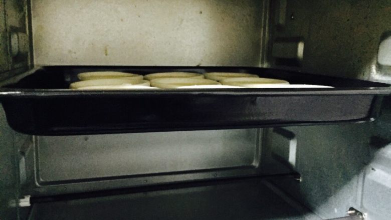 自制蛋挞,将蛋挞送入烤箱中层，烘烤时间为200度30分钟，转180度5一8分钟(参考时间根据自家烤箱温度设定)