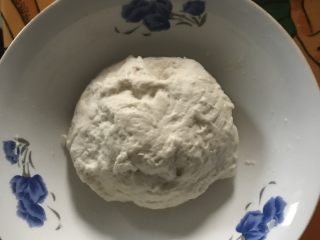 奶香老式面包,先把老面食材揉成团，发酵回落后冰箱冷藏，最多冷藏3天，冷冻可以一个月