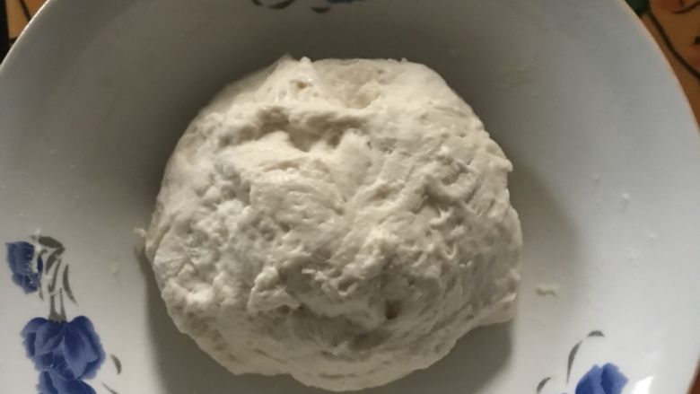 奶香老式面包,先把老面食材揉成团，发酵回落后冰箱冷藏，最多冷藏3天，冷冻可以一个月